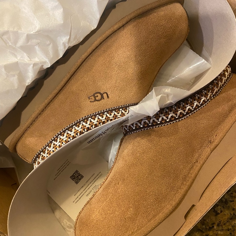 Brand New Big Kids Tasman II Slippers - Size 4